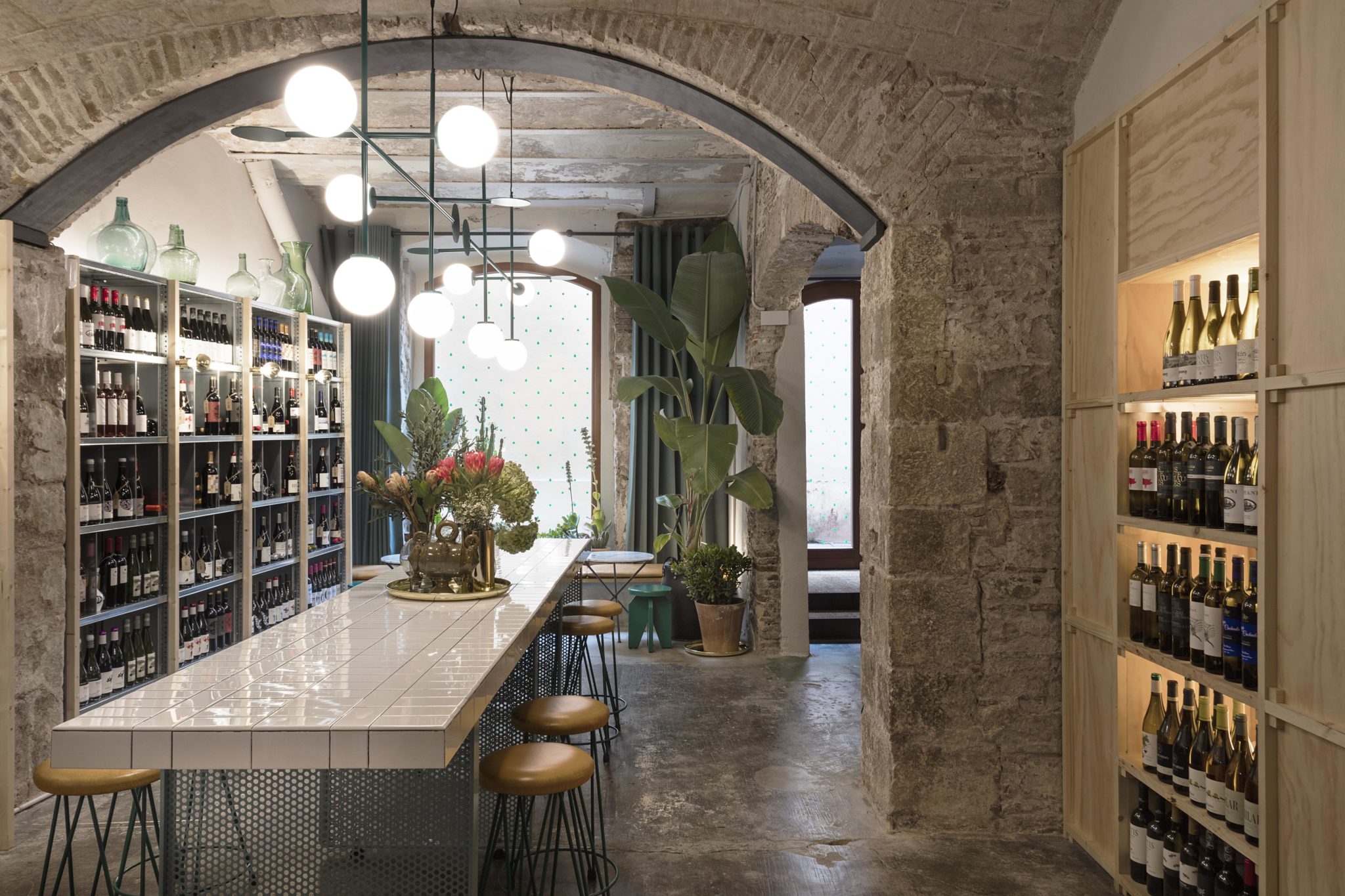 Interior d’Agüita wine specialist, amb la barra i les prestatgeries de vins